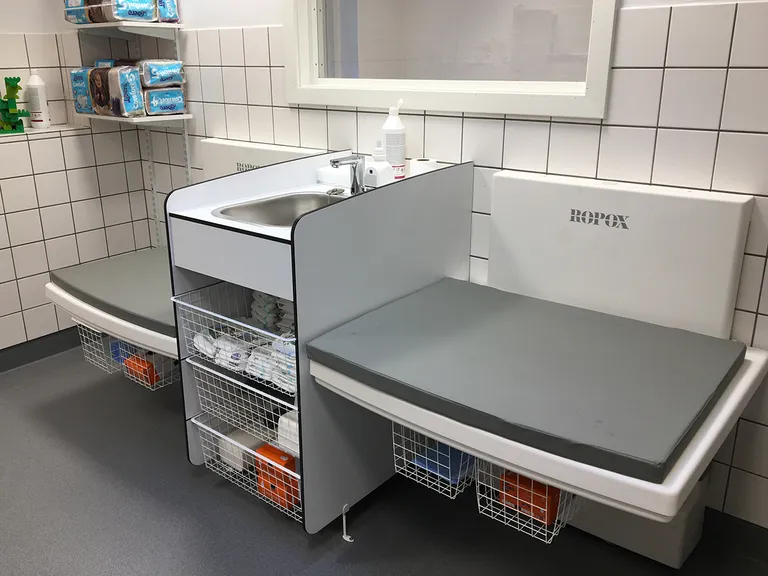 Reol med trådkurver til AddLife Maxi2 og Medi2 stellebord