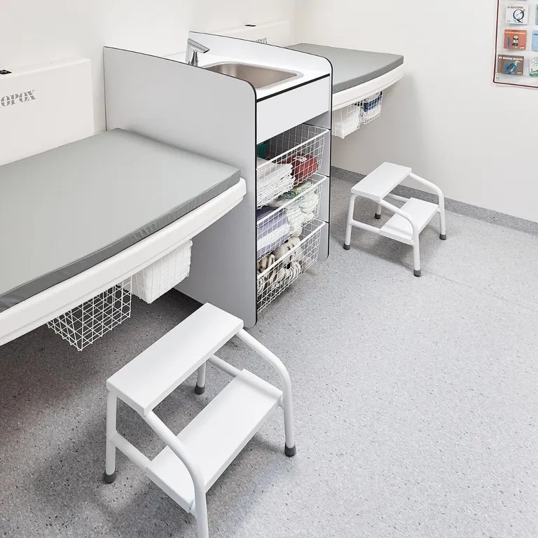 Reol med trådkurver til AddLife Maxi2 og Medi2 stellebord
