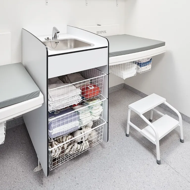 Reol med trådkurver til AddLife Maxi2 og Medi2 stellebord